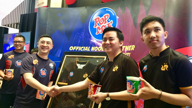 2 Tim Esports Indonesia diberi dukungan oleh Pop Mie. Foto: Mela Nurhidayati/kumparan