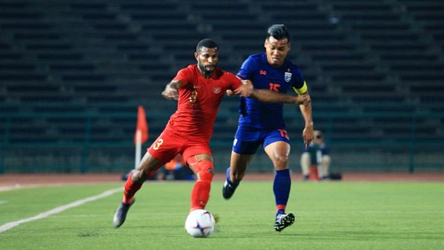 Pemain Timnas U-22 Indonesia, Marinus Wanewar merebut bola dari Timnas U-22 Thailand pada Pertandingan Final Piala AFF U-22 2019 antara Indonesia vs Thailand di Stadion Nasional Olimpiade Phnom Penh, Kamboja, Jumat (22/2). Foto: Aditia Noviansyah/kumparan