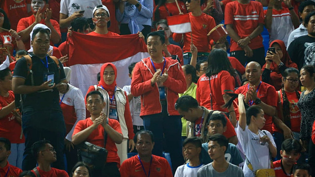 Menteri Pemuda dan Olahraga Republik Indonesia, Imam Nahrawi, turut mendukung Timnas U-22 Indonesia pada Pertandingan Final Piala AFF U-22 2019 antara Indonesia vs Thailand di Stadion Nasional Olimpiade Phnom Penh, Kamboja, Jumat (22/2). Foto: Aditia Noviansyah/kumparan
