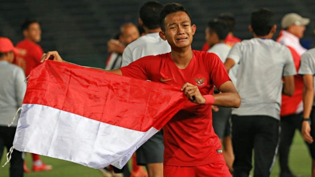 Pemain Timnas U-22 Indonesia, Sani Rizki Fauzi terharu usai bertanding melawan Thailand dalam Piala AFF U-22 2019 di Stadion Nasional Olimpiade Phnom Penh, Kamboja. Foto: Aditia Noviansyah/kumparan