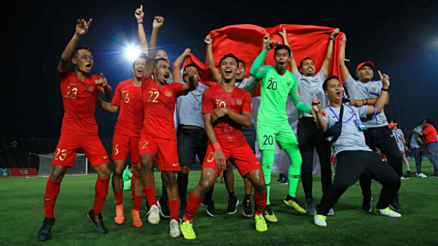 Pemain Timnas U-22 Indonesia merayakan kemenangan usai bertanding melawan Thailand dalam Piala AFF U-22 2019 di Stadion Nasional Olimpiade Phnom Penh, Kamboja. Foto: Aditia Noviansyah/kumparan