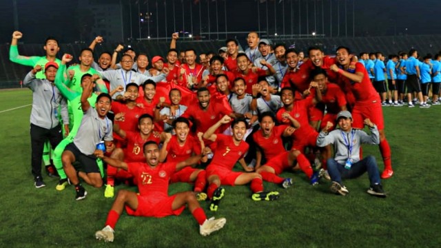 Pemain Timnas U-22 Indonesia merayakan kemenangan usai bertanding melawan Thailand dalam laga Piala AFF U-22 2019 di Stadion Nasional Olimpiade Phnom Penh, Kamboja. Foto: Aditia Noviansyah/kumparan