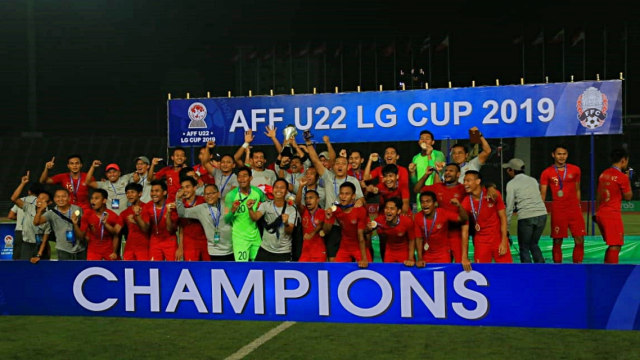 Pemain Timnas U-22 Indonesia merayakan kemenangan usai bertanding melawan Thailand dalam laga Piala AFF U-22 2019 di Stadion Nasional Olimpiade Phnom Penh, Kamboja. Foto: Aditia Noviansyah/kumparan