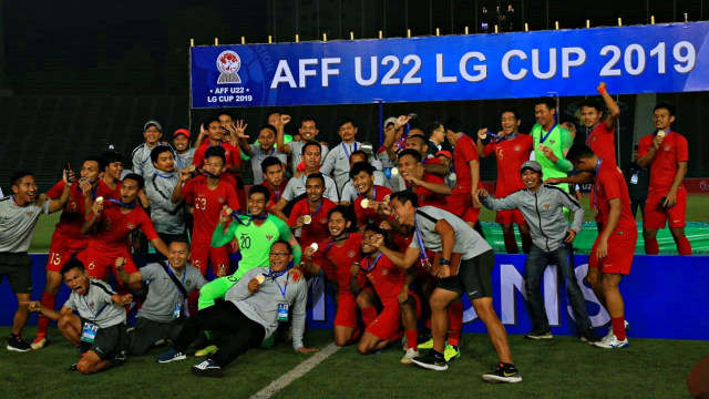 Pemain Timnas U-22 Indonesia beraksi usai memenangkan Piala AFF U-22 2019 di Stadion Nasional Olimpiade Phnom Penh, Kamboja. Foto: Aditia Noviansyah/kumparan