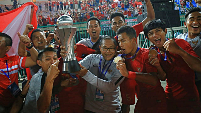 Pemain Timnas U-22 Indonesia mengangkat Piala AFF U-22 2019 usai memenangkan pertandingan melawan Thailand di Stadion Nasional Olimpiade Phnom Penh, Kamboja. Foto: Aditia Noviansyah/kumparan