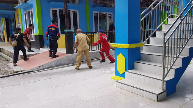 Petugas Damkar dan ASN mengejar monyet kelasi ke dalam Kantor DPK Kobar (Foto: Joko Hardyono)