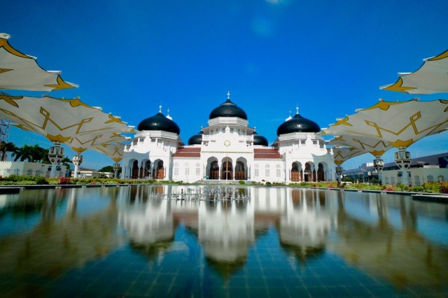 Masjid Raya Baiturrahman Banda Aceh menjadi salah satu daya tarik wisatawan muslim. Foto: Suparta/acehkini 