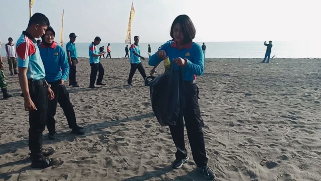 Video: Berburu Sampah Plastik di Pantai Brebes