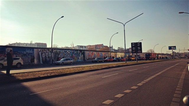 Suasana tembok Berlin setelah diubah menjadi galeri untuk mural, di Jerman. Foto: Daniel Chrisendo