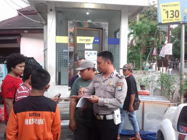 Polisi saat melakukan olah tempat olah kejadian perkara. (Foto: Kanit Laka Polres Malang Kota for Tugu Malang).