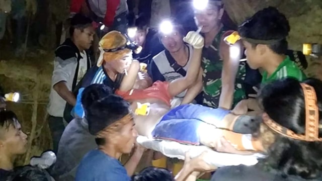 Korban longsor PETI di Desa Bakan, Kecamatan Lolayang, Kabupaten Bolaang Mongondow, Sulawesi Utara saat dievakuasi dari dalam lubang tambang. (foto: humas basarnas)