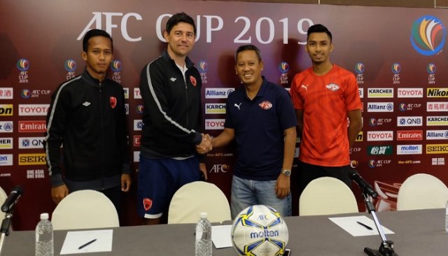 Pelatih PSM Makassar bersalaman dengan pelatih Home United saat jumpa pers di Singapura.