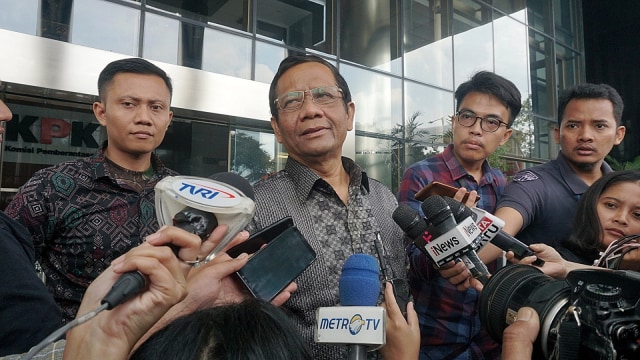 Mahfud MD memberikan keterangan pada wartawan di Gedung KPK, Rabu (27/2/2019). Foto: Irfan Adi Saputra/kumparan