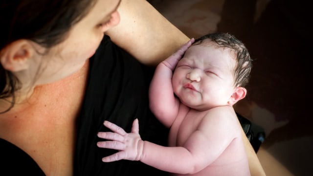 Melahirkan di rumah atau home birth. Foto: Shutter Stock