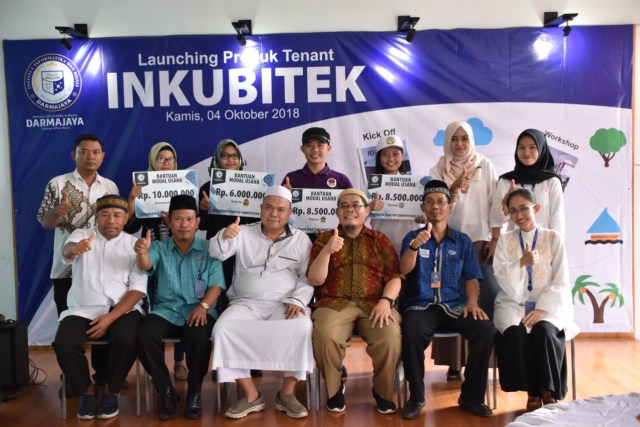 Mahasiswa IIB Darmajaya saat menerima bantuan modal usaha | foto: Dok. Inkubator IIB Darmajaya 