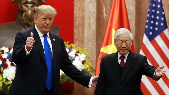 Presiden Amerika Serikat, Donald J. Trump dan Perdana Menteri Vietnam, Nguyen Phu Trong di Hanoi. Foto: Luong Thai Linh/Pool via Reuters