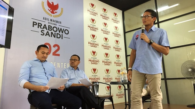 Calon Wakil Presiden nomor urut 02, Sandiaga Uno (kanan) menejelaskan laporan dana kampanye Prabowo-Sandi di Prabowo-Sandi Media Center, Jakarta Selatan, Rabu (27/2). Foto: Darin Atiandina/kumparan