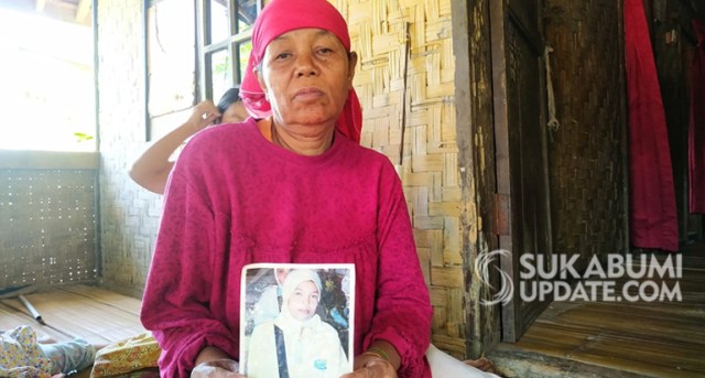Hamyi (74 tahun) ibunda Runiah (37 tahun) TKW asal Kampung Cigadog RT 005/ 007, Desa Caringin, Kecamatan Cisolok, Kabupaten Sukabumi menunjukan foto anaknya. | Sumber Foto:Nandi.