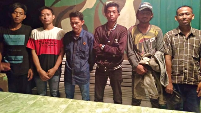 Personil TNI di perbatasan Indonesia-Malaysia menggagalkan penyelundupan 6 orang TKI ilegal. Foto: Dok. Puspenad