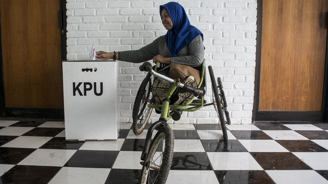 Warga penyandang disabilitas mengikuti sosialisasi pemilu, Rabu (27/2/2019) Foto: ANTARA FOTO/Novrian Arbi