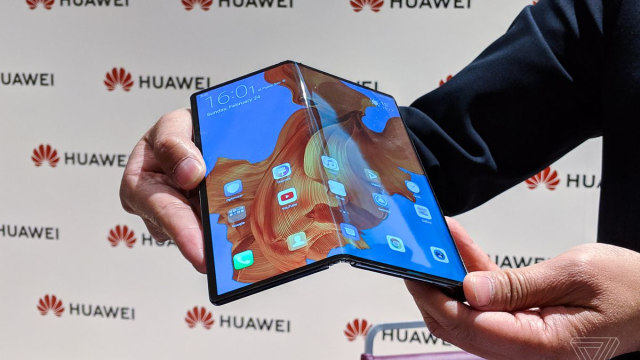 Ponsel pintar lipat Huawei Mate X bawa fitur 5G, harganya selangit