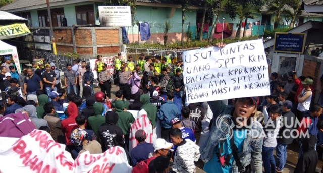 Aksi demo atau unjuk rasa warga dan karang taruna Pondokkasotonggoh, Kecamatan Cidahu, Kabupaten Sukabumi, kepada PT Cipta Dwi Busana (CDB), Rabu (27/2/2019). | Sumber Foto:Rawin Soedaryanto.