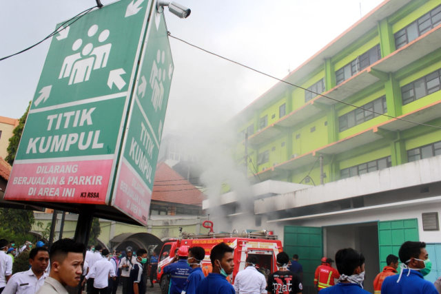 FOTO: Ruang Panel Listrik Paviliun RS Saiful Anwar di Malang Terbakar (69237)
