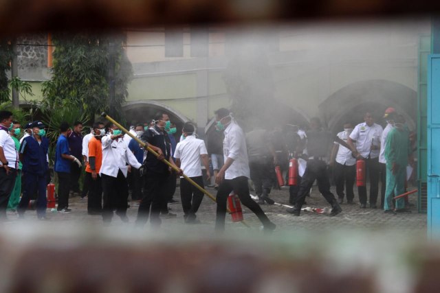 FOTO: Ruang Panel Listrik Paviliun RS Saiful Anwar di Malang Terbakar (69238)