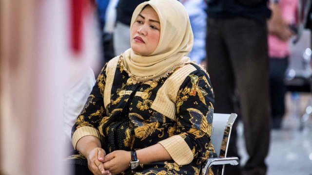 Terdakwa kasus dugaan suap perizinan Meikarta Neneng Hasanah Yasin duduk di ruang tunggu usai menjalani sidang perdana dengan agenda pembacaan dakwaan di Pengadilan Tipikor, Bandung, Jawa Barat, Rabu (27/2/2019). Foto: ANTARA FOTO/M Agung Rajasa