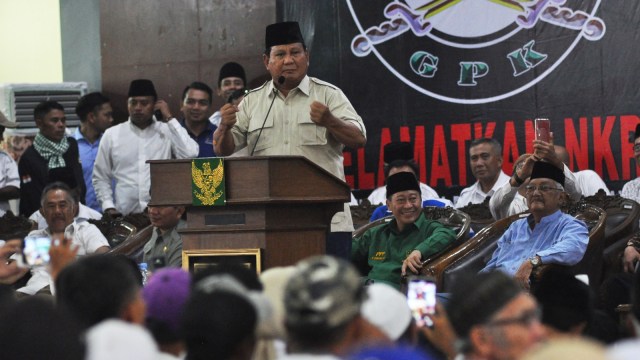 Calon presiden nomor urut 02 Prabowo Subianto menyampaikan pidato politik saat safari politik di Temanggung, Jateng, Rabu (27/2). Foto: ANTARA FOTO/Anis Efizudin