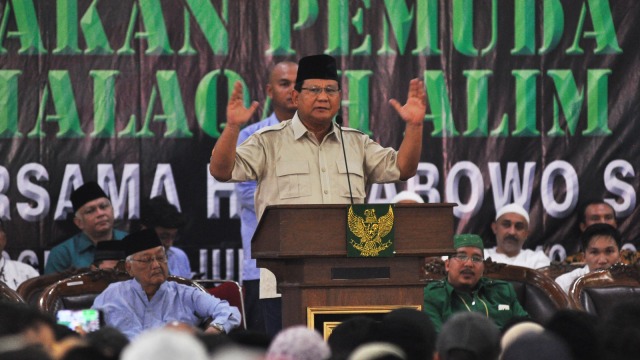 Calon presiden nomor urut 02 Prabowo Subianto menyampaikan pidato politik saat safari politik di Temanggung, Jateng, Rabu (27/2). Foto: ANTARA FOTO/Anis Efizudin