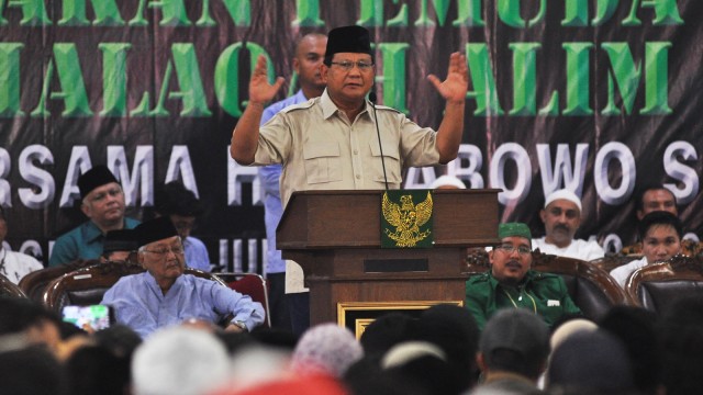 Calon presiden nomor urut 02 Prabowo Subiyanto menyampaikan pidato politik saat safari politik di Temanggung, Jateng, Rabu (27/2/2019). Foto: ANTARA FOTO/Anis Efizudin