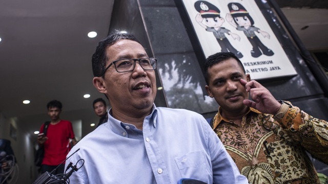 Plt Ketua Umum PSSI Joko Driyono bergegas usai menjalani pemeriksaan di Ditreskrimum Polda Metro Jaya, Jakarta, Rabu (27/2/2019). Foto: ANTARA FOTO/APRILLIO AKBAR