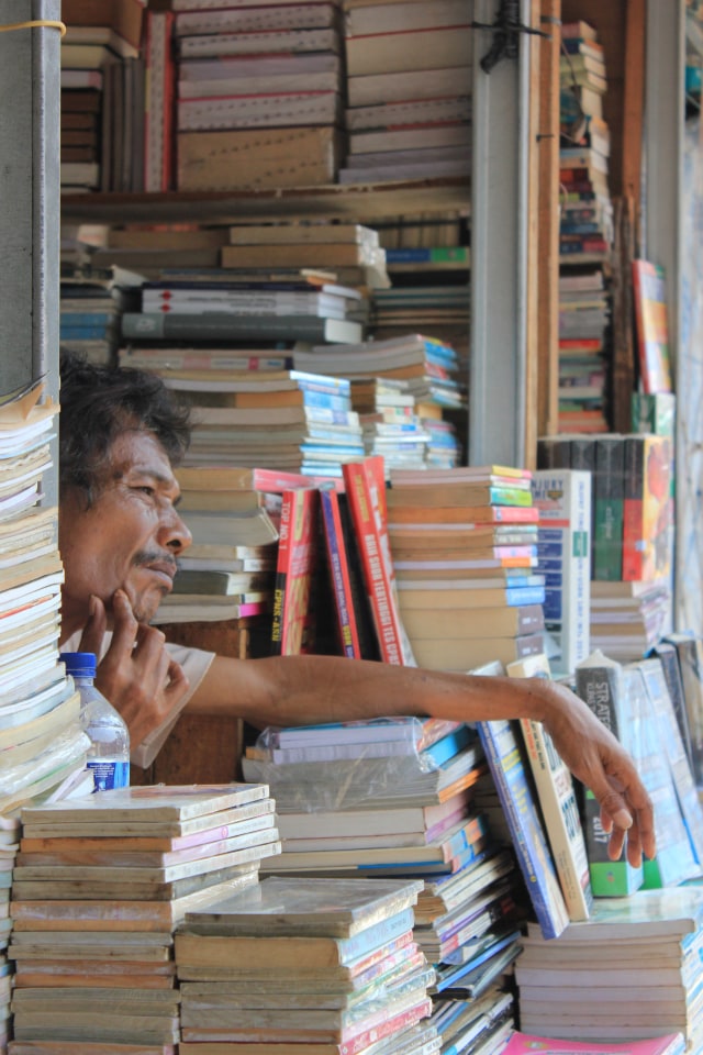 Pedagang menunggu pembeli buku bekas di kiosnya di Terminal Bus Senen, Jakarta, Senin (25/2/2019). Pedagang mengeluhkan penurunan omzet penjualan secara konvensional akibat maraknya bisnis penjualan buku melalui toko daring (online) serta penerbitan buku digital (e-book) berbasis internet. ANTARA FOTO/Sugiharto Purnama/wsj.