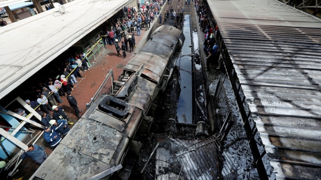 Puing-puing kereta api yang terbakar di Stasiun Utama, Kairo, Mesir, Rabu, (27/2). Foto: REUTERS/Amr Abdallah Dalsh