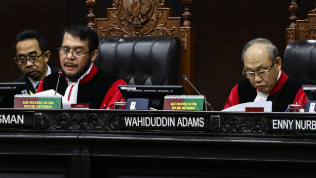 Ketua Majelis Hakim MK Anwar Usman didampingi Hakim Konstitusi Wahiduddin Adams membacakan putusan perkara di Gedung Mahkamah Konstitusi, Jakarta, Rabu (27/2/2019). Foto: ANTARA FOTO/Rivan Awal Lingga