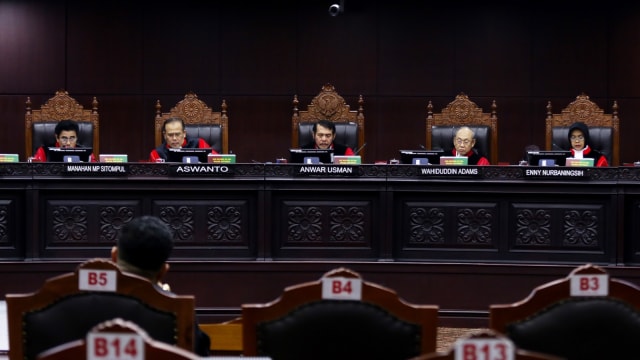 Ketua Majelis Hakim MK Anwar Usman membacakan putusan perkara di Gedung Mahkamah Konstitusi, Jakarta, Rabu (27/2/2019). Foto: ANTARA FOTO/Rivan Awal Lingga