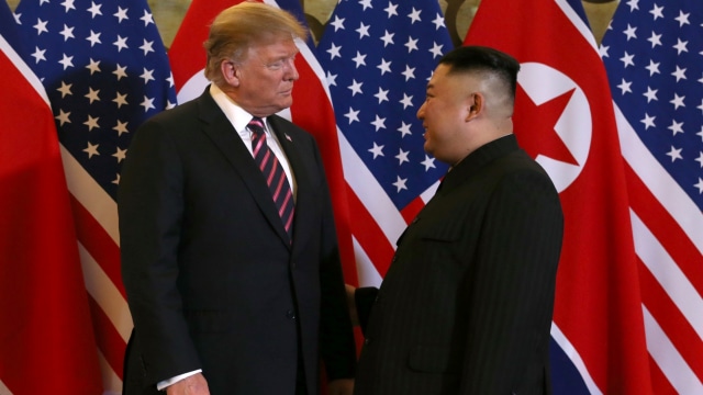 Presiden Amerika Serikat Donald Trump (kiri) dan pemimpin Korea Utara Kim Jong-un selama pertemuan di hotel Sofitel Legend Metropole di Hanoi, Vietnam, Rabu, (27/2). Foto: REUTERS/Leah Millis