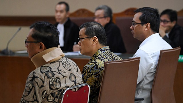 Eddy Saputra Suradja, Willy Agung Adipradhana, dan Teguh Dudy Syamsuri Zaldy bersiap mengikuti sidang lanjutan dengan agenda pembacaan tuntuan di Pengadilan Tipikor Jakarta. Foto: Antara/Wahyu Putro A