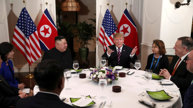 Presiden Amerika Serikat Donald Trump (kanan) dan pemimpin Korea Utara Kim Jong-un saat makan malam selama pertemuan di hotel Sofitel Legend Metropole di Hanoi, Vietnam, Rabu, (27/2). Foto: REUTERS/Leah Millis