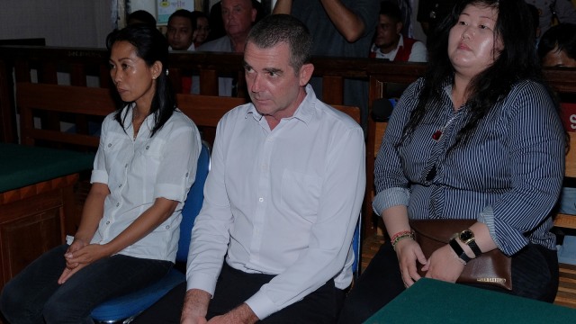 Terdakwa kasus kepemilikan kokain asal Australia Brandon Luke Johnsson (tengah) bersama kekasihnya Remi (kiri) mengikuti sidang di Pengadilan Negeri Denpasar, Rabu (27/2). Foto: ANTARA FOTO/Nyoman Hendra Wibowo