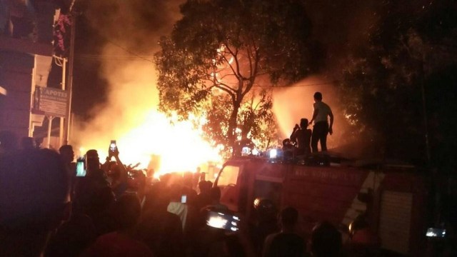 Kebakaran di Jalan Brawijaya, Kelurahan Sidodadi, Kecamatan Wonomulyo, Polewali Mandar menghanguskan empat rumah kios, Rabu (27/2) malam. Foto: Istimewa