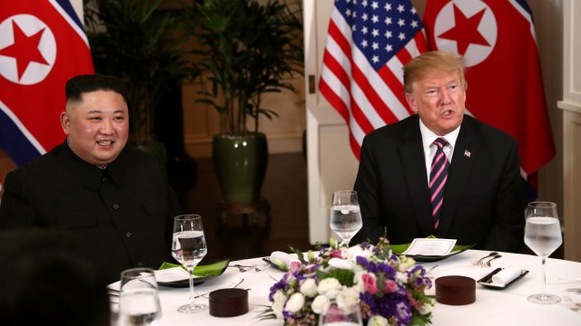 Pemimpin Korea Utara Kim Jong-un (kiri) saat makan malam bersama presiden Amerika Serikat Donald Trump di Metropole Hotel di Hanoi, Vietnam, Rabu, (27/2). Foto: REUTERS / Leah Millis