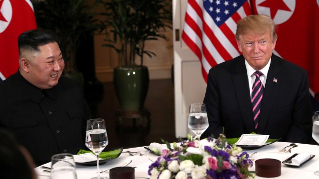 Pemimpin Korea Utara Kim Jong-un (kiri) saat makan malam bersama presiden Amerika Serikat Donald Trump di Metropole Hotel di Hanoi, Vietnam, Rabu, (27/2). Foto: REUTERS / Leah Millis