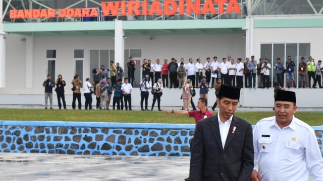 Presiden Joko Widodo (kiri) saat meresmikan Bandara Wiriadinata di Tasikmalaya. Foto: Dok. Laily Rachev - Biro Pers Sekretariat Presiden
