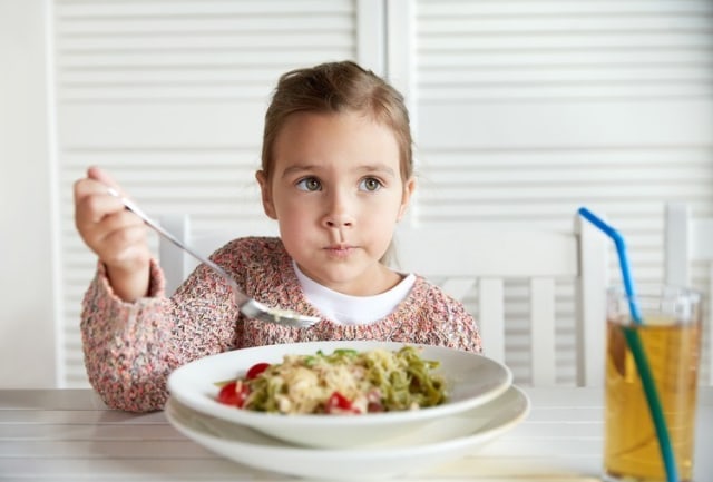 Anak perempuan mengunyah makanan secara perlahan