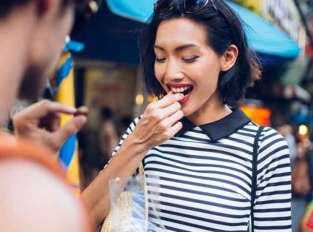 Perempuan mencoba makanan