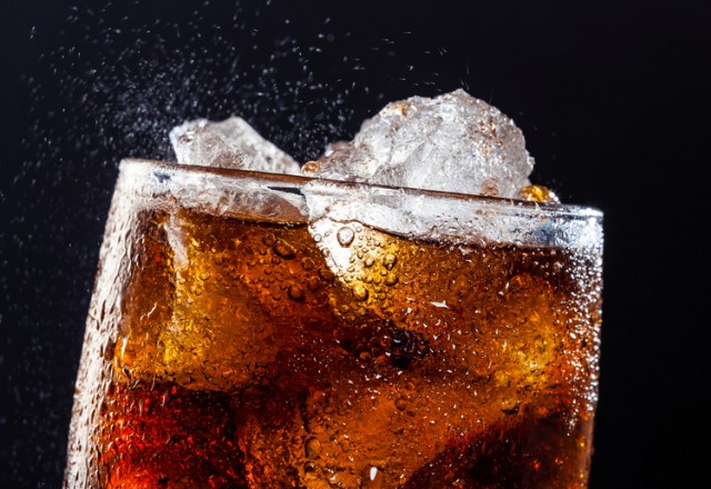 Tampak Dekat Minuman bersoda dalam gelas dengan es