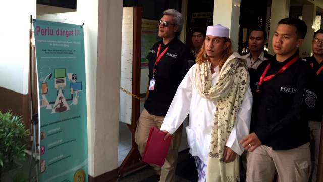 Habib Bahar bin Smith tiba di Pengadilan Negeri Bandung, untuk jalani sidang pertamanya. Foto: Okky Ardiansyah/kumparan