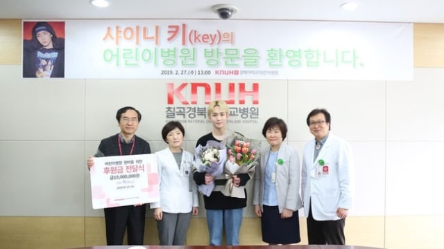 Key SHINee saat mengunjungi pusat medis. (Foto: Pusat Medis Universitas Nasional Kyungpook)